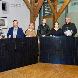 Familie Wirtz aus Saerbeck (2. bis 4.) von rechts mit ihrem neuen Balkonkraftwerk als Preis im Solar-Quiz der Klimakommune und mit (von rechts) Bürgermeister Dr. Tobias Lehberg, Martina Krause-Rakers (Planungsamt), Martin Sammler (Leiter Stabsstelle Klimaschutz) und Paul Schulte-Walter (Klimakommune-Praktikant).