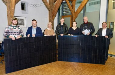 Familie Wirtz aus Saerbeck (2. bis 4.) von rechts mit ihrem neuen Balkonkraftwerk als Preis im Solar-Quiz der Klimakommune und mit (von rechts) Bürgermeister Dr. Tobias Lehberg, Martina Krause-Rakers (Planungsamt), Martin Sammler (Leiter Stabsstelle Klimaschutz) und Paul Schulte-Walter (Klimakommune-Praktikant).