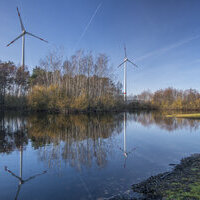 Windkraftanlagen und Biotop im Bioenergiepark