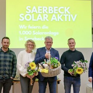 Die Betreiber der 1000. Photovoltaikanlage in der Klimakommune Saerbeck, Niklas Dirksen (2. von rechts) stellvertretend für seine fünfköpfige Familie zusammen mit Simone und Adrian Mühlenkamp (4. und 3. von rechts) und die Gratulanten (von rechts) Bürgermeister Dr. Tobias Lehberg, Martin Sammler (Leiter Stabsstelle Klimaschutz der Gemeindeverwaltung) und Martina Krause-Rakers (Gemeindeverwaltung).