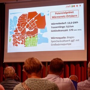 Der Ortskern und der allergrößte Teil der Wohngebiete zwischen Mühlen- und Bußmannsbach (auf der Leinwand beim Bürger-Infoabend rot dargestellt) sind eines der beiden Potenzialgebiete für Wärmenetze.
