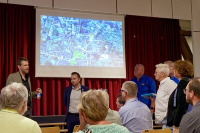 Beim Bürger-Infoabend zur kommunalen Wärmeplanung stellten Jörg Ottersbach vom Planungsbüro BET Consulting (links) und Martin Sammler, Leiter der Stabsstelle Klimaschutz im Rathaus unter anderem das Potenzialgebiet im Dorf (auf der Leinwand grün) vor.