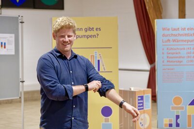 Ärmel hochkrempeln für die Wärmewende: Energieberater Ulrich Greiling (Energieland2050) beim Bürger-Infoabend kommunale Wärmeplanung in dem Arbeitskreis, der sich mit dezentralen Wärmelösungen außerhalb der Potenzial- und Prüfgebiete befasste.