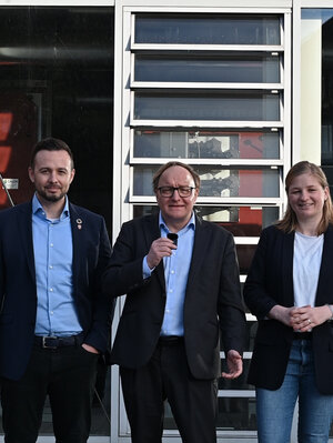 Bürgermeister Dr. Tobias Lehberg (Mitte) mit Martin Sammler und Dr. Judith Stander-Dulisch (beide von der Stabsstelle Klimaschutz im Rathaus), hier vor der Gläsernen Heizzentrale, laden zum Infotreffen für eine Initiativgruppe Wärmegenossenschaft ein.