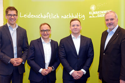 Thomas Chrometzka (links) und Philip Hainbach (3. von links) von Enapter mit dem Saerbecker Bürgermeister Dr. Tobias Lehberg (2. von links) und seinem Amtsvorgänger Wilfried Roos vor dem Messestand der Klimakommune Saerbeck mit dem Motto "Leidenschaftlich nachhaltig". Thomas Chrometzka (links) und Philip Hainbach (3. von links) von Enapter mit dem Saerbecker Bürgermeister Dr. Tobias Lehberg (2. von links) und seinem Amtsvorgänger Wilfried Roos vor dem Messestand der Klimakommune Saerbeck mit dem Motto "Leidenschaftlich nachhaltig".
