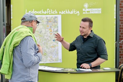Im Bürgergespräch zur Wärmewende: Martin Sammler, Leiter der Stabsstelle Klimaschutz im Rathaus, am Stand der Klimakommune Saerbeck beim Aktionstag &quot;Wir brennen fürs Klima&quot; Ende August im Bioenergiepark.