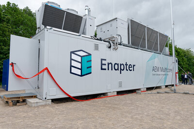 "AEM Multicore" heißt der erste Elektrolyseur der Megawattklasse, den das Wasserstoffunternehmen Enapter AG jetzt im Bioenergiepark der Klimakommune Saerbeck, Sitz des neue Enapter-Campus, präsentierte.