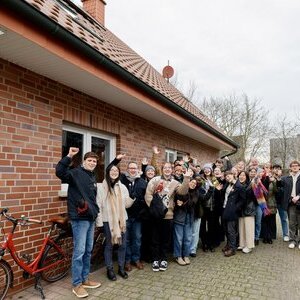 Daumen hoch dafür: Studierende der University of Minnesota während ihres "Study abroad"-Besuchs in der Klimakommune Saerbeck vor dem klimafreundlichen Haus der Familie Riese.